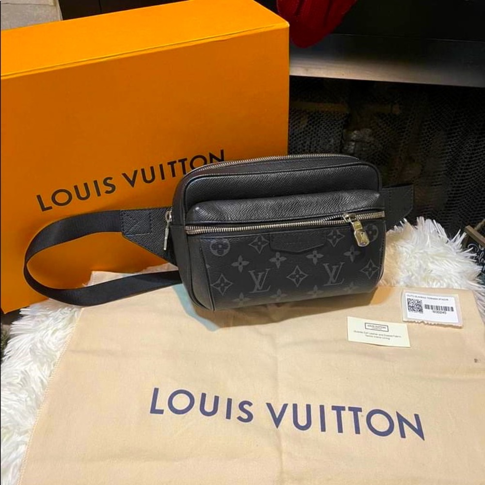 Pristine 100% Authentic LV Outdoor Bumbag in Noir